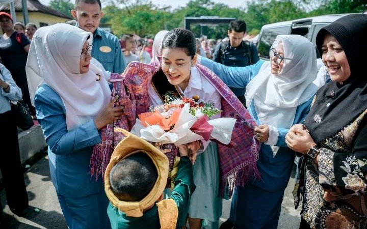 Kahiyang Ayu Ajak Anak Amalkan Ikrar Kebiasaan Anak Indonesia Hebat di Kampung Ceria Anak Merdeka 2025