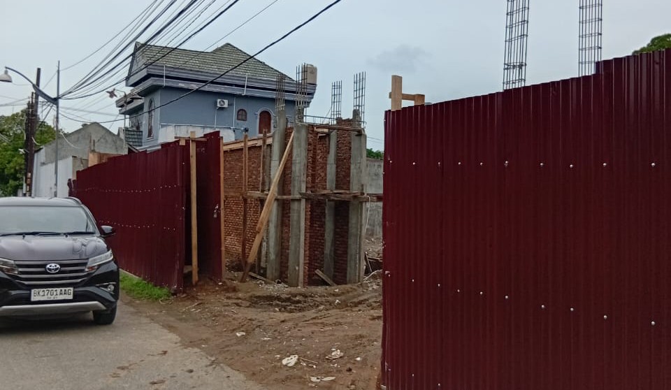 Sudah SP-3, SatPol PP Medan Diminta Tindak Bangunan Perumahan di Jalan Eka Warni