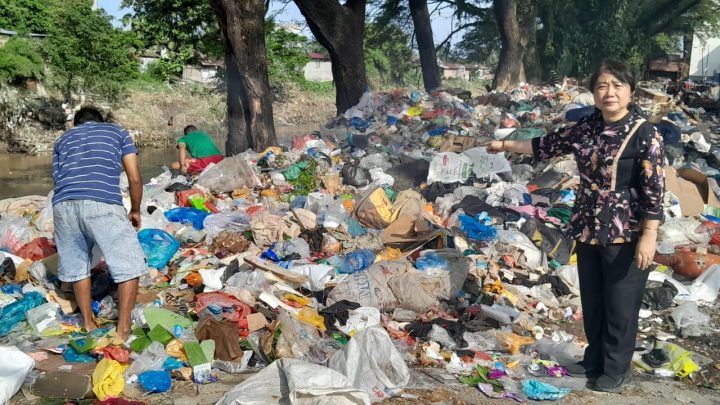 Bau Menyengat Tumpukan Sampah di Jalan Pertempuran Ganggu Warga dan Proses Belajar 