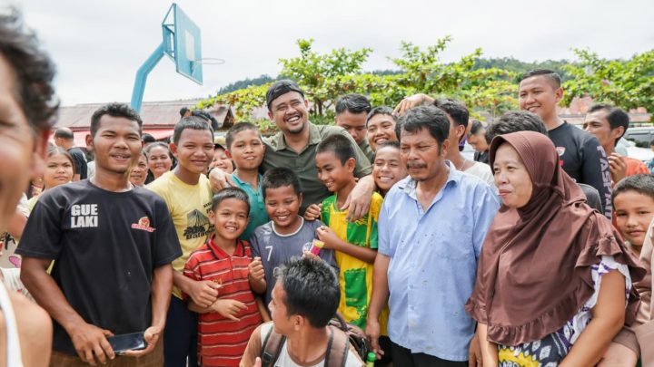 Bobby Nasution Terobos Daerah Banjir dan Longsor Parah di Tapteng, Salurkan Bantuan Logistik, Air Bersih dan Internet