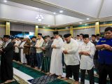 Rico Waas Perkuat Ukhuwah Lewat Tarawih Bersama Warga