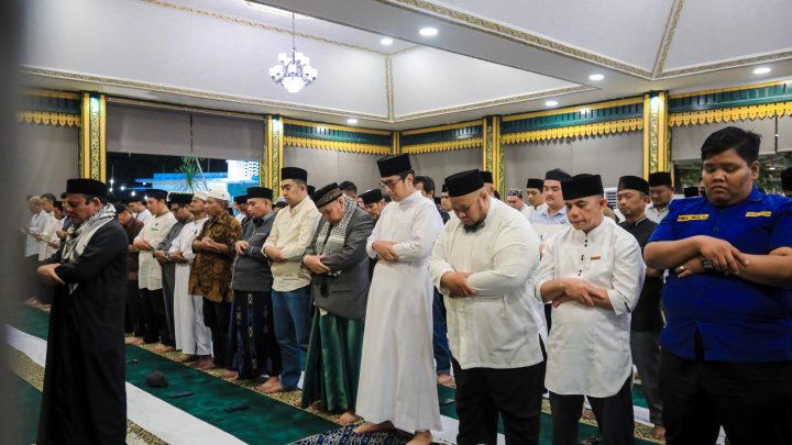 Rico Waas Perkuat Ukhuwah Lewat Tarawih Bersama Warga