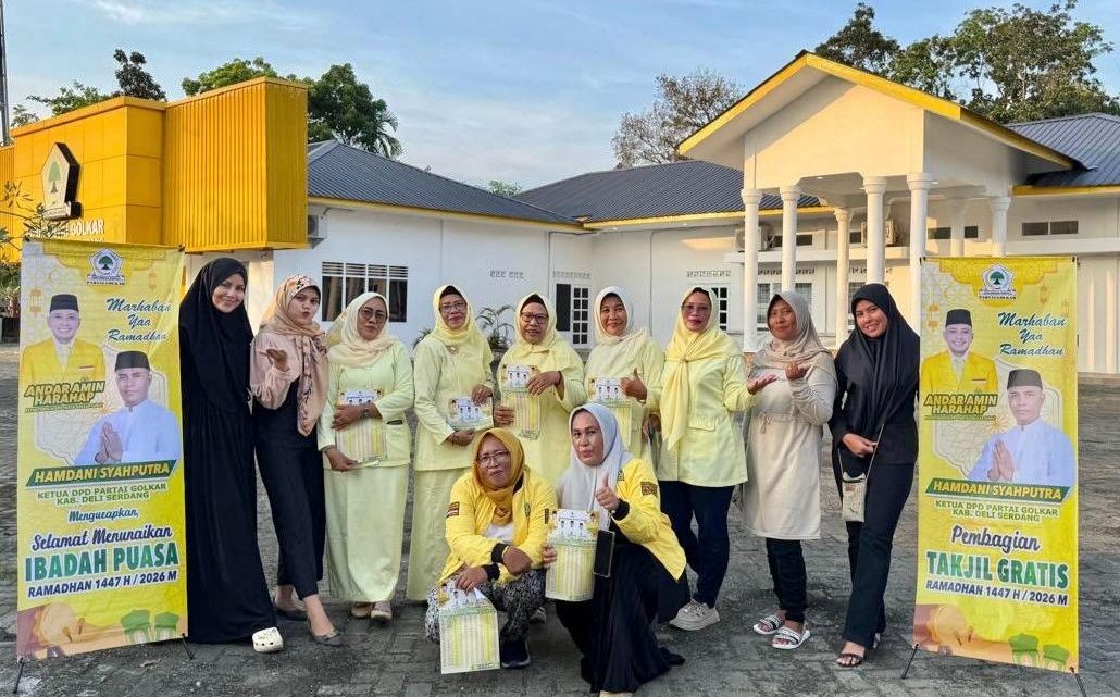 Semarakkan Ramadan, DPD Partai Golkar Deli Serdang Bagikan Takjil Kepada Warga