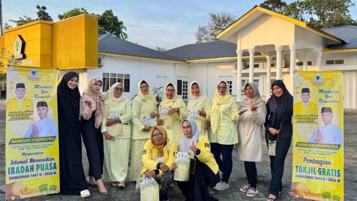 Semarakkan Ramadan, DPD Partai Golkar Deli Serdang Bagikan Takjil Kepada Warga