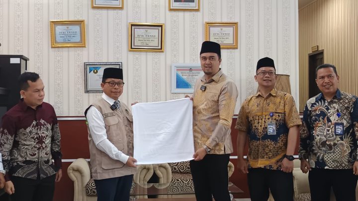 Bagikan 5. 974 Handuk Untuk Calhaj Embarkasi Medan, Dirut Perumda Tirtanadi, Ardian Surbakti : Mohon Doakan Tirtanad Terus Amanah