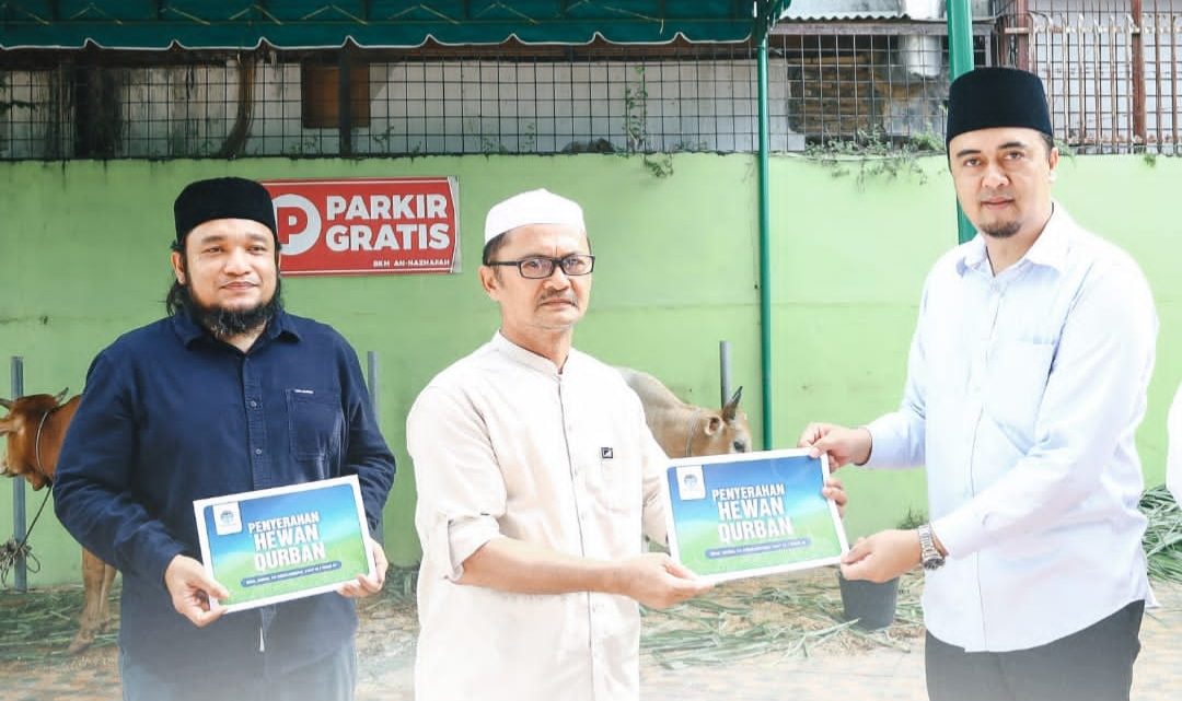 Dirut Perumda Tirtanadi Serahkan 13 Ekor Hewan Sapi Kurban