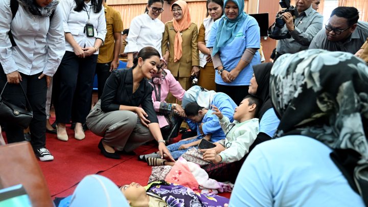 Kahiyang Ayu Serahkan Kursi Roda Adaptif di Simalungun, Pastikan Anak Berkebutuhan Khusus Dapat Kehidupan Layak
