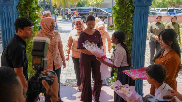 Kahiyang Ayu Serahkan Santunan Pendidikan untuk 118 Siswa Binaan DWP Sumut