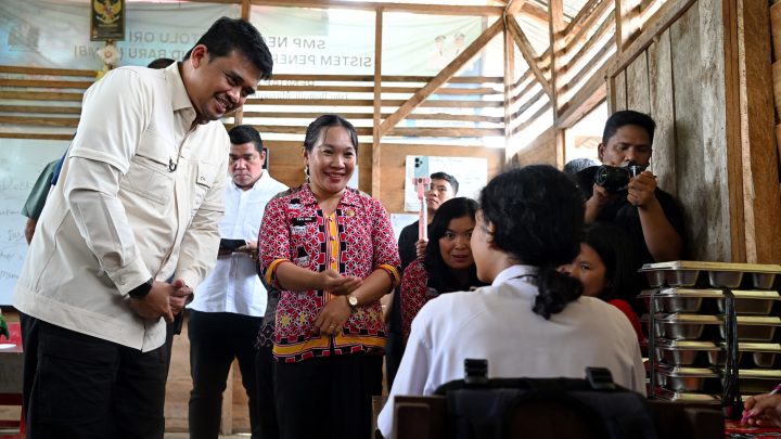 Perjuangkan Pendidikan di Nias Utara, Gubernur Bobby Ubah Kelas Papan jadi Permanen