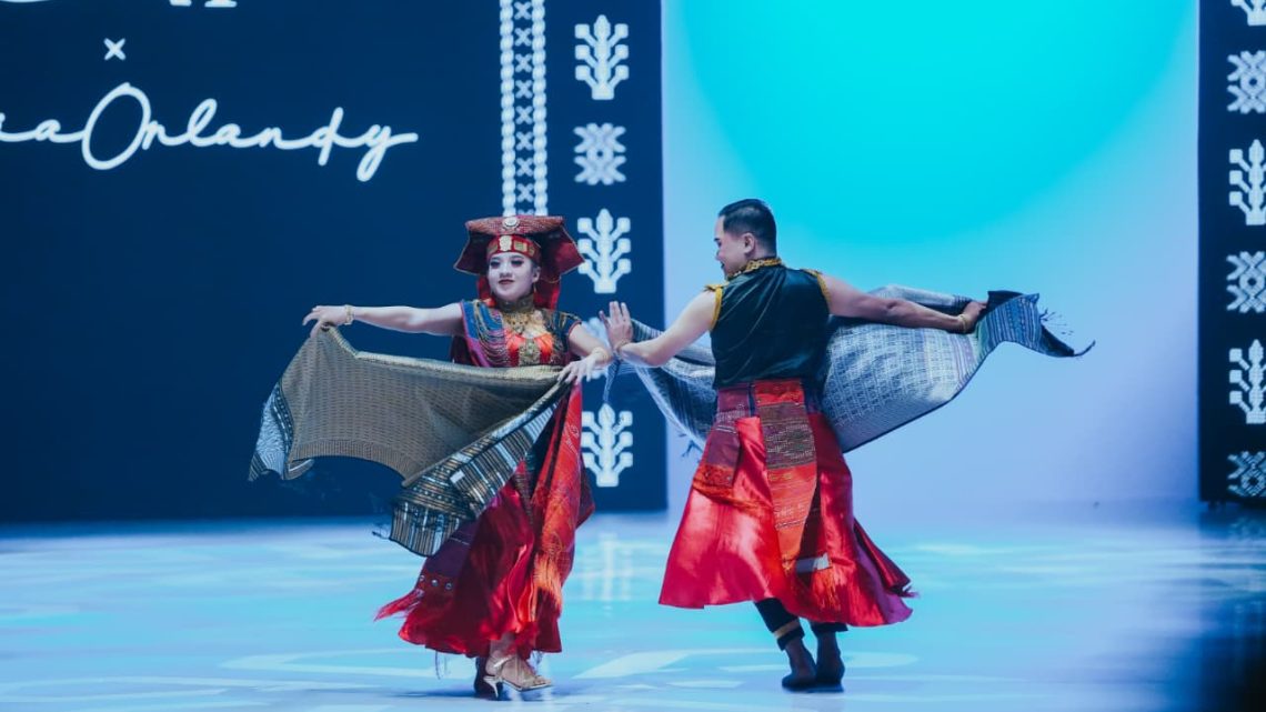 Anak Medan Menggema di Panggung Indonesia Fashion Week, Penonton Auto Joget