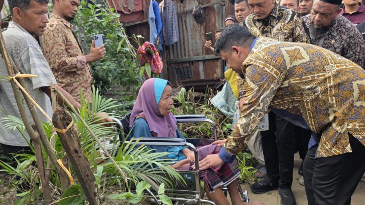 Bobby Nasution Janji Bangun Kembali Rumah Korban Puting Beliung di Medan Johor