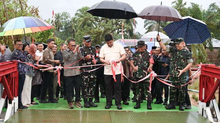 Resmikan Jembatan Bailey di Tapteng, Bobby Nasution Janji Beri Modal Usaha untuk Warga