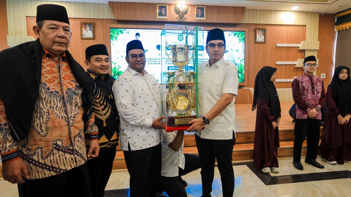 16 Qari-Qariah Medan Wakili Sumut di MTQ Nasional, Rico Waas Serahkan Bonus Rp145 Juta dan Piala Bergilir