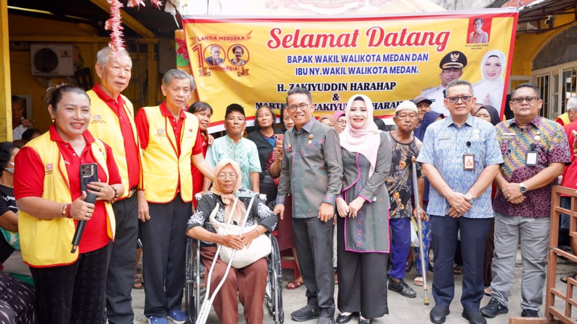Di Jalan Lombok, Wakil Wali Kota Jadi Pelayan Lansia