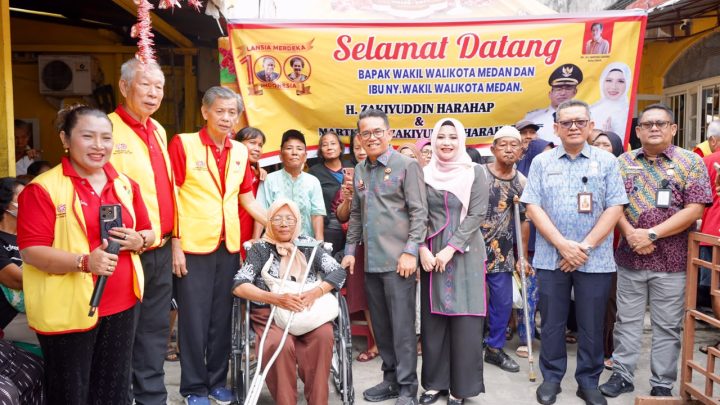 Di Jalan Lombok, Wakil Wali Kota Jadi Pelayan Lansia