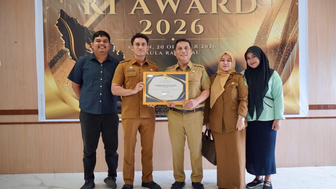 Antarkan Medan Raih Predikat Informatif, Kadis Kominfo Arrahmaan Pane Dapat Penghargaan Khusus KI Sumut