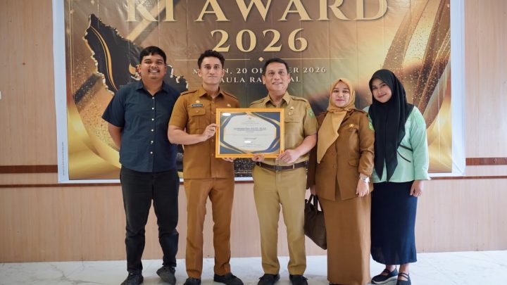 Antarkan Medan Raih Predikat Informatif, Kadis Kominfo Arrahmaan Pane Dapat Penghargaan Khusus KI Sumut