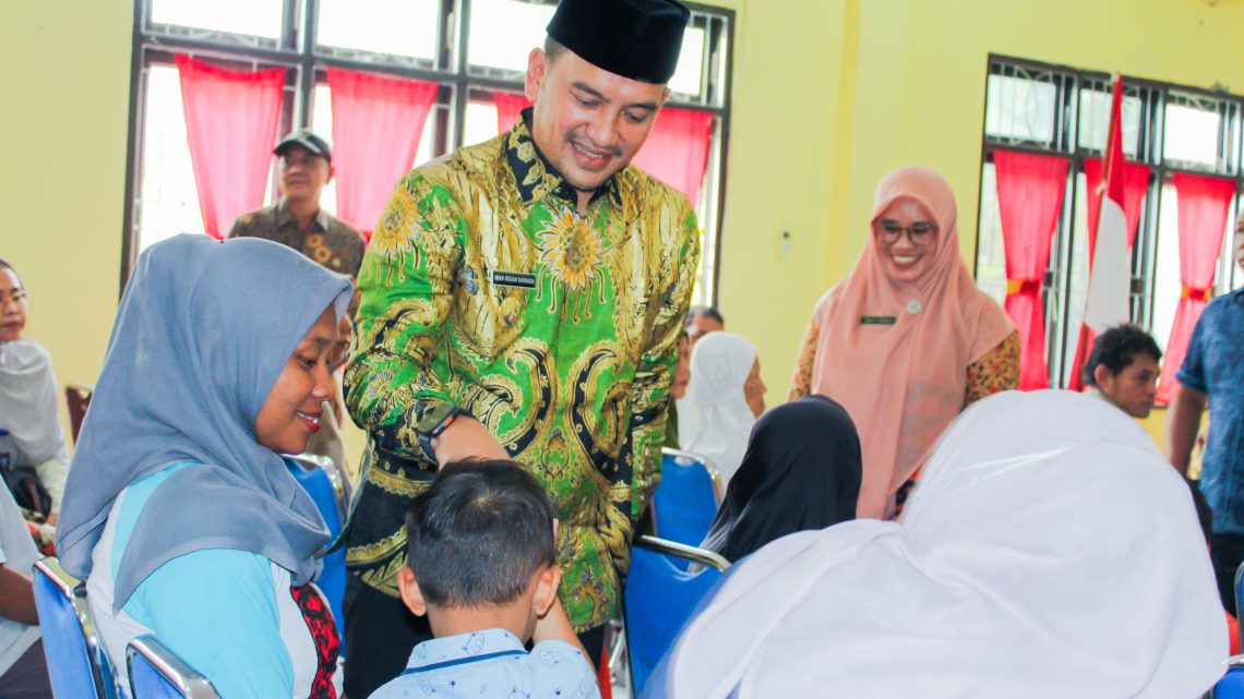 Serahkan Bantuan Permakanan, Wali Kota Tebing Tinggi: Pemko Harus Hadir untuk Warga Susah