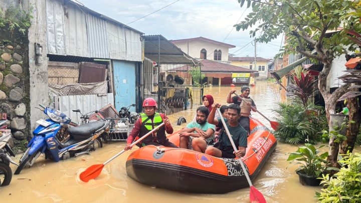 Banjir di Medan, Rico Waas Instruksikan BPBD-Damkar Nonstop: Selamatkan Warga Dulu, Lumpur Belakangan